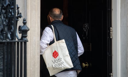 Dominic Cummings enters 10 Downing Street carrying a Vote Leave bag
