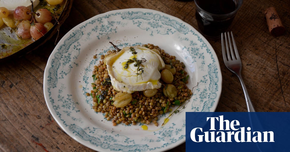 Rachel Roddy’s recipe for lentils, roast grapes and goat’s cheese 