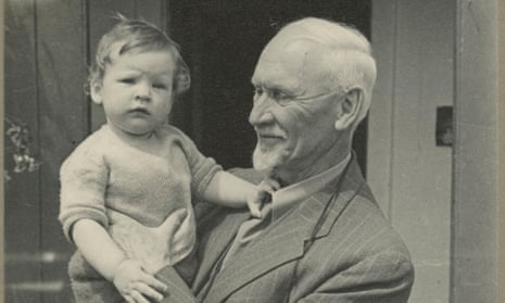 Jan Smuts holds the author’s mother (his granddaughter), Sibella Clark, in  Street, Somerset, 1944