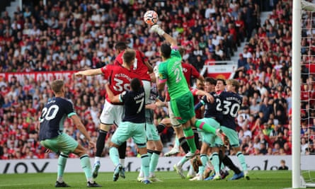 Manchester United enfrenta Brentford pela Premier League