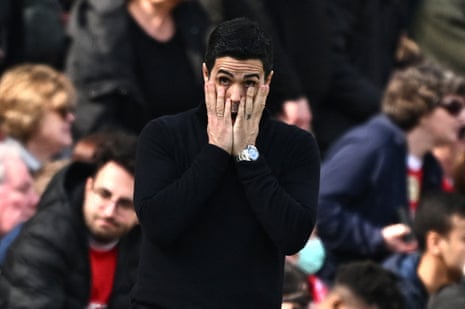 Arsenal manager Mikel Arteta looks dejected