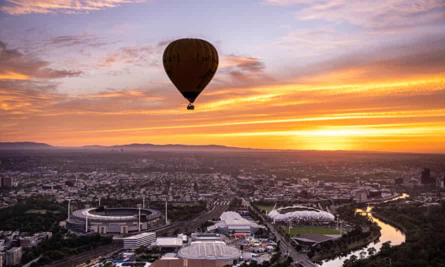 Un balon cu aer cald zboară deasupra Melbourne la sfârșitul lunii ianuarie.