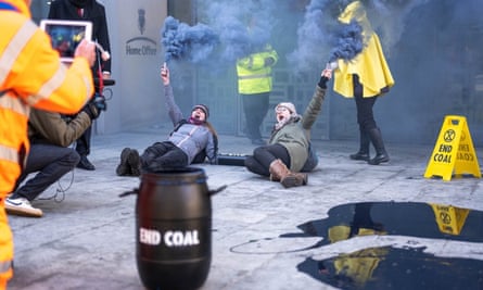Des militants d'Extinction Rebellion enchaînés devant le Department for Leveling Up, Marsham Street, Westminster, le mercredi 18 janvier 2023