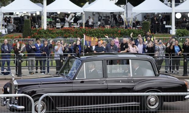 Un automóvil que transportaba al rey Carlos III pasa frente a las carpas de cobertura de televisión en vivo cerca del Palacio de Buckingham el miércoles.