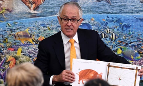Malcolm Turnbull reads to children during a visit to the Glenleighden School in Brisbane