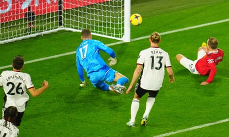 Christian Eriksen from Manchester United scores the first goal.