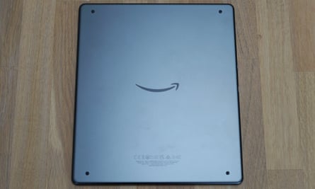 A parte traseira de alumínio do Kindle Scribe.