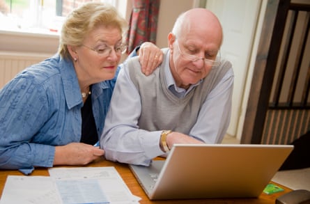 Couple senior mature utilisant Internet sur un ordinateur portable en ligne