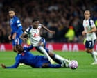 Tottenham in crisi: la vittoria della Chelsea mette in luce le debolezze della squadra londinese
Approfondimento
La partita tra Chelsea e Tottenham ha messo in luce le debolezze del Tottenham, che sembra ancora alla ricerca di una sua identità
La vittoria della Chelsea, seppur di misura, ha dimostrato la solidità della squadra, che ha saputo approfittare delle occasioni create
Possibili Conseguenze
La sconfitta del Tottenham potrebbe avere conseguenze negative sulla classifica, con la squadra che rischia di perdere terreno rispetto alle altre
D'altra parte, la vittoria della Chelsea potrebbe essere un punto di svolta per la squadra, che potrebbe guadagnare fiducia e slancio per le prossime partite
Opinione
Secondo alcuni, la partita ha dimostrato che il Tottenham ha ancora molto lavoro da fare per diventare una squadra competitiva
Altri, invece, ritengono che la Chelsea abbia semplicemente approfittato delle debolezze del Tottenham, e che la partita non sia stata rappresentativa delle vere capacità delle due squadre
Analisi Critica dei Fatti
La partita ha messo in luce le differenze tra le due squadre, con la Chelsea che ha dimostrato una maggiore solidità e organizzazione
Tuttavia, è anche vero che il Tottenham ha avuto occasioni per segnare, e che la partita potrebbe essere stata diversa se solo alcune di queste occasioni fossero state sfruttate
Relazioni con altri fatti
La partita tra Chelsea e Tottenham fa parte di un più ampio contesto di partite e tornei, e le sue conseguenze potrebbero essere sentite anche in altre competizioni
Ad esempio, la vittoria della Chelsea potrebbe avere un impatto sulla classifica della Premier League, e influenzare le chances di altre squadre di vincere il titolo
Contesto storico
La partita tra Chelsea e Tottenham è solo l'ultima di una lunga serie di incontri tra le due squadre, che hanno una lunga storia di rivalità
La vittoria della Chelsea potrebbe essere vista come un punto di svolta in questa rivalità, e potrebbe influenzare le prossime partite tra le due squadre
Fonti
La fonte di questo articolo è The Guardian, che ha pubblicato un articolo sulla partita tra Chelsea e Tottenham
Per leggere l'articolo originale, si può visitare il sito web di The Guardian