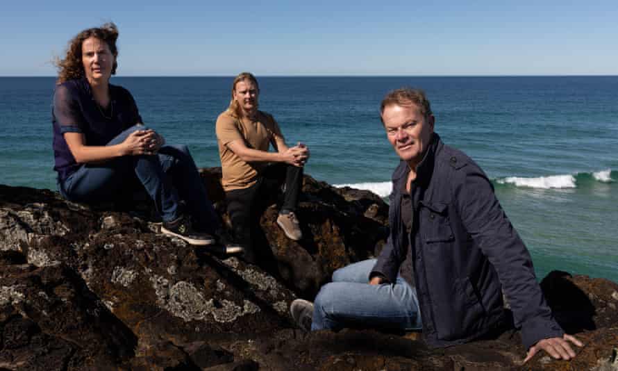 Erin e Steve Kodzius (a sinistra) con il regista di Gold Coast Jason Markland a Fingal Hedland