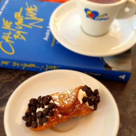 Caffè and a cannolo