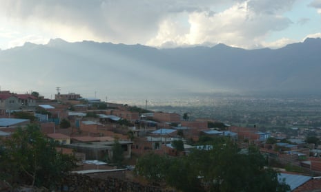 En Alto Buena Vista – un asentamiento en las laderas en Cochabamba, Bolivia – los camiones son la única fuente de agua.