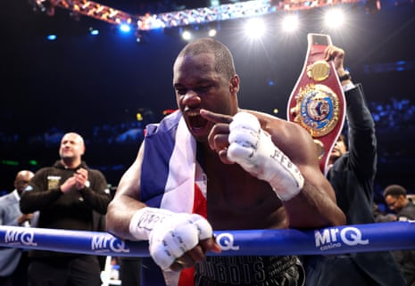 डैनियल डुबोइस ने अपने पीछे WBO स्ट्रैप के साथ जीत का जश्न मनाया।