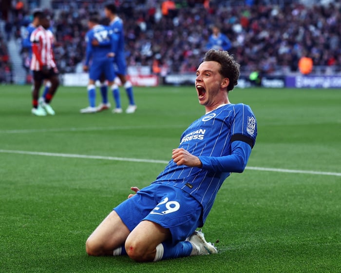 Ten-man Brighton continue fine form with battling win at Sunderland