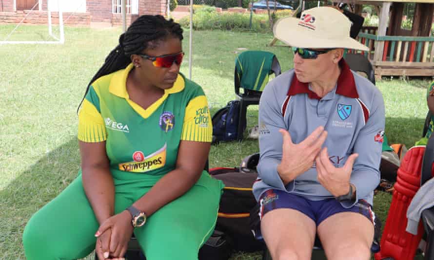 O técnico de críquete feminino do Zimbábue, Gary Brent, discute táticas.