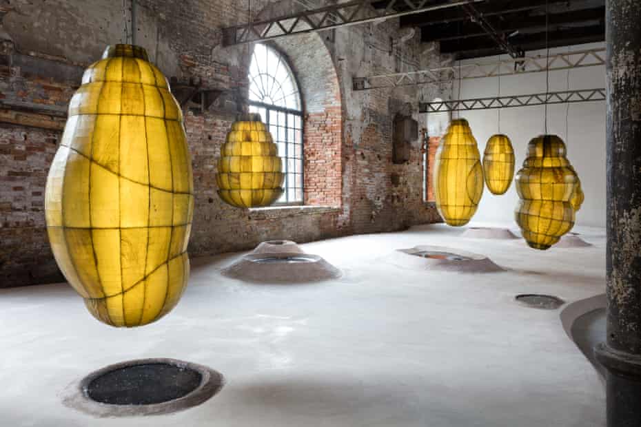 Robot ngengat di lentera rumput laut... Menghidupkan mesin (Masalah Tentakel) oleh Anicka Yi.