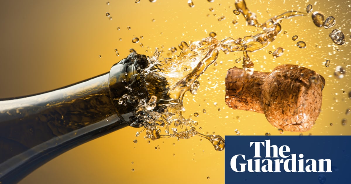 No, putting a spoon in an open bottle of champagne doesn’t keep it bubbly – but there is a better way