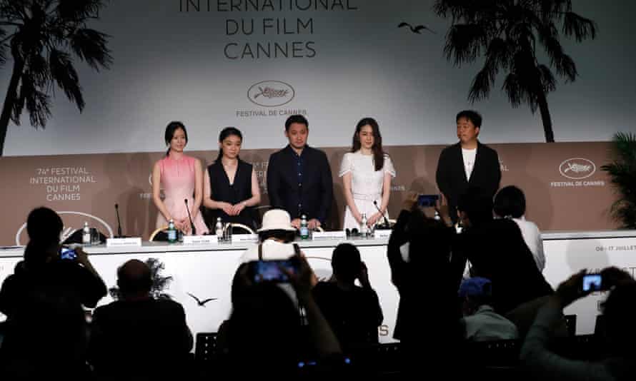 ¿Ganador de la Palma de Oro? … Sonia Yuan, Toko Miura, Ruysuke Hamaguchi y Reika Kirishima en la prensa de Drive My Car.