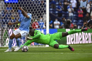 Manchester City V Chelsea: Final da Liga dos Campeões - Live! 6 raheem sterling (l) de manchester city é derrotada pelo goleiro edouard mendy do chelsea.