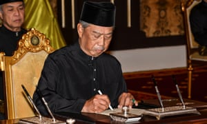Muhyiddin Yassin在就职典礼上签署了一份文件