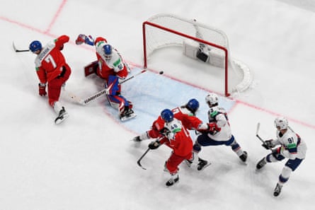Matt Coronato de los Estados Unidos (no aparece en la foto) anota el primer gol contra el portero de la República Checa Karel Weimelk durante el partido de cuartos de final del Campeonato Mundial de Hockey sobre Hielo en Tampere, Finlandia.