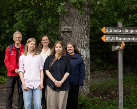 Oona Verveld, Clara Vikberg with My Sellberg, Tore Sjöqvist and fifth unidentified person in front of a tree and sign giving the kilometres to Eda