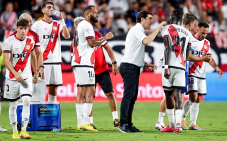 Andoni Iraola in conversation with Rayo Vallecano’s players during a match against Real Mallorca in August 2022