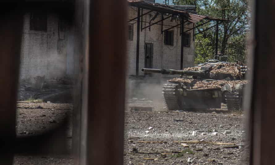 Un tanque de las Fuerzas Armadas de Ucrania se ve en la zona industrial de la ciudad de Sievierodonetsk