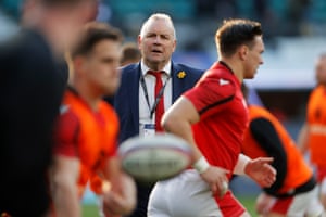 يوجه وين بيفاك ، مدرب واين الرئيسي ، مصير لاعبيه أثناء التدريب.