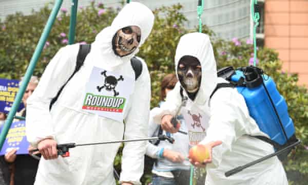 Une manifestation d'Avaaz à Bruxelles, face aux projets de l'UE de renouveler la licence du glyphosate - la licence a été prolongée en 2017 pour cinq ans.