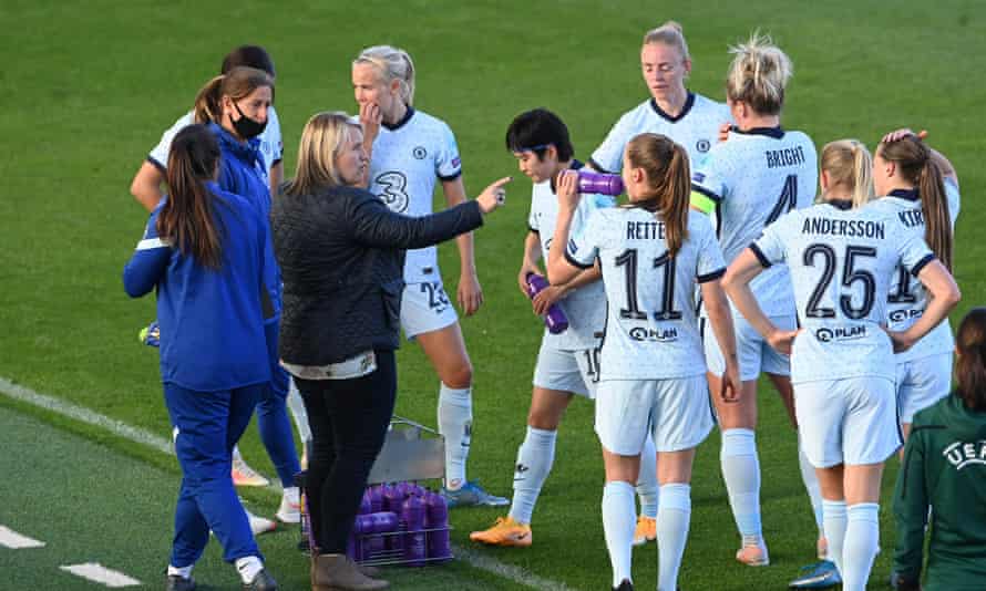 Emma Hayes speaks to her Chelsea players during their first-leg defeat against Bayern Munich