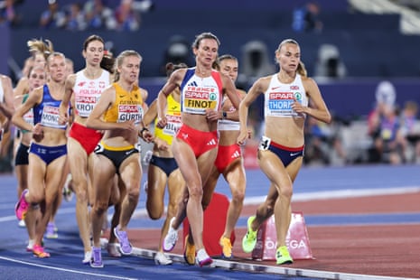 Elise Thorner of Great Britain (right).