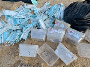Algunas de las máscaras faciales y recipientes de plástico que se encontraron fueron lavados en Coogee Beach el miércoles por la mañana.