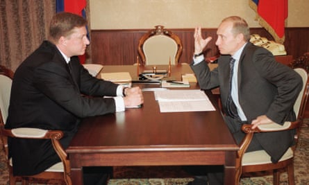 Vladimir Putin gestures as he speaks to the then Vnesheconombank chairman, Vladimir Chernukhin, at a meeting in 2002.