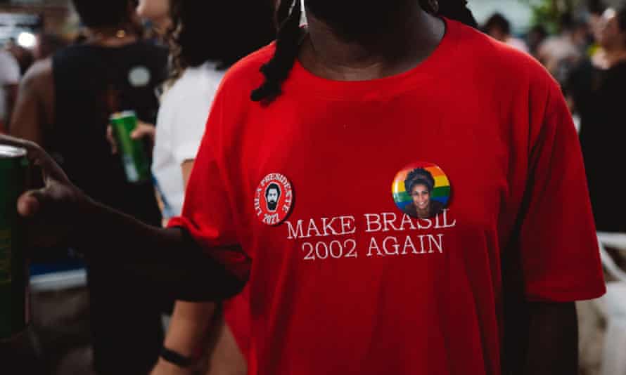 A spectator’s shirt refers to the year of Lula’s first election.