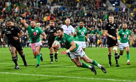 Robbie Henshaw dives in to score.