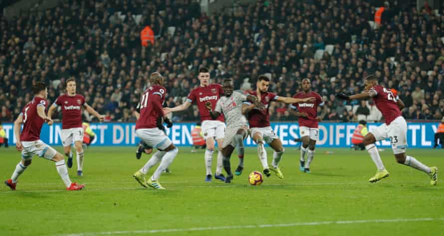 Sadio Mané gets crowded out by a mass of West Ham players.