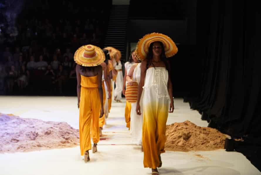 'Bringing the sun in': Bula'Bula's hardworking weavers dig color out of the red soil | native art Models show the collaboration between MAARA Collective fashion designer Julie Shaw and Bula'bula artists
