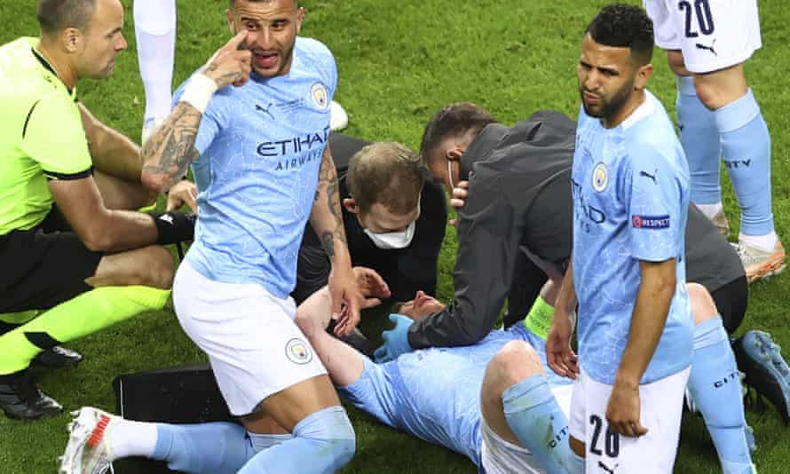 Kevin De Bruyne menerima perawatan setelah bertabrakan dengan Antonio Rudiger