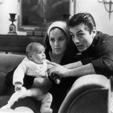 Portrait d'Alain Delon avec un de ses chiens, dans les années 1960 Portrait d'Alain Delon avec un de ses chiens, dans les années 1960