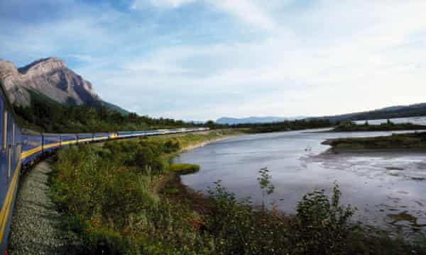 Tren de pasageriVIA Rail lângă Lacul Superior