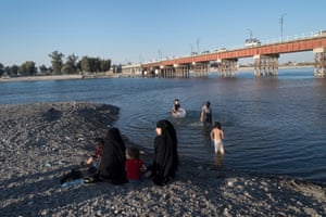 Women and their children on the shores of the Euphrates in Raqqa.