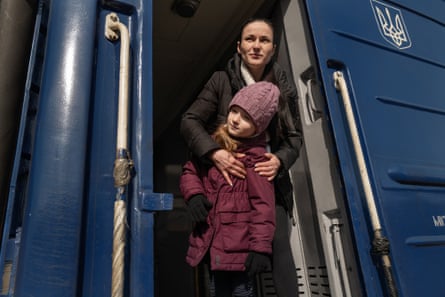 Tetjana (36) and her daughter Sofia (5) from the city of Sumy, a city that has been under attack by Russian forces since the beginning of the invasion. Tetjana was working as a train conductor on evacuation trains but for the sake of her daughter’s safety she says she now decided to flee the country herself. She was the last person to leave the apartment building in which they were living. They are on their way to Přemysl in an evacuation train themselves, which is ion a stop in Lviv.