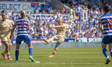 Erin Cuthbert (tengah) terbang melawan Reading pada hari Sabtu.