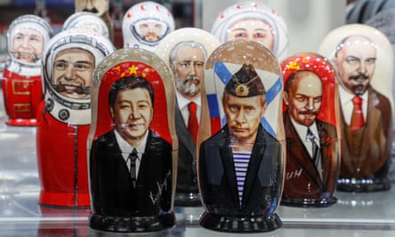 Xi Jinping y Vladimir Putin muñecas matryoshka a la venta en una tienda de souvenirs de Moscú