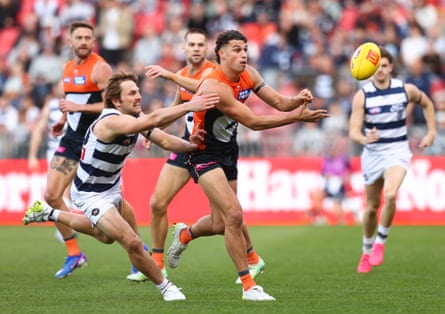 ฟินน์ คัลลาแกน มีบทบาทสำคัญสำหรับ GWS Giants เมื่อการแข่งขัน AFL กับ Geelong Cats กำลังขับเคี่ยว
