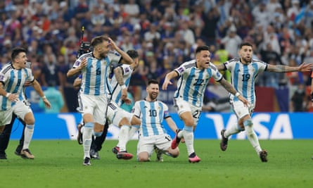 Argentina celebrate Gonzalo Montiel’s winning spot-kick.