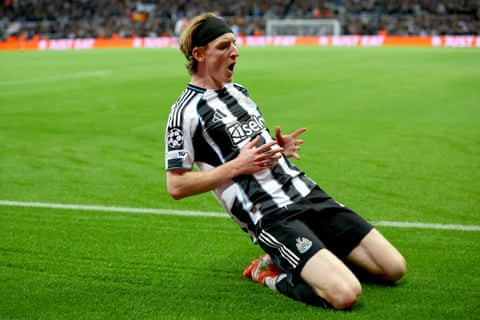 Premier League: 10 lucruri care trebuie să le ști în acest weekend. 5 Anthony Gordon celebrates scoring