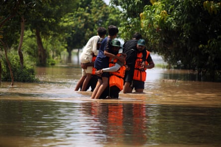 Rescue officials evacuate people affected by the rising floodwaters in the Sutlej River, in the Multan district, Punjab province, Pakistan, 01 September 2025.