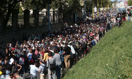 Hundreds of migrants strat the long walk to Austria